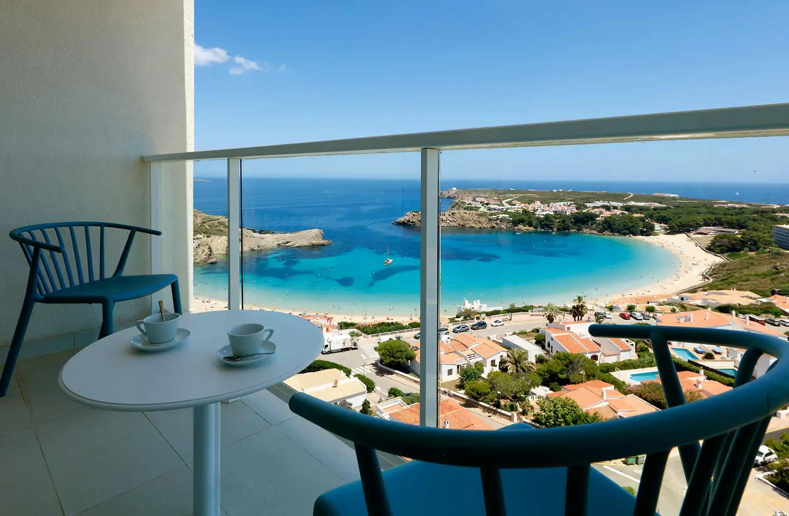 PALLADIUM-HOTEL-MENORCA-DELUXE-FAMILIAR-VISTA-MAR_Balcón vista mar