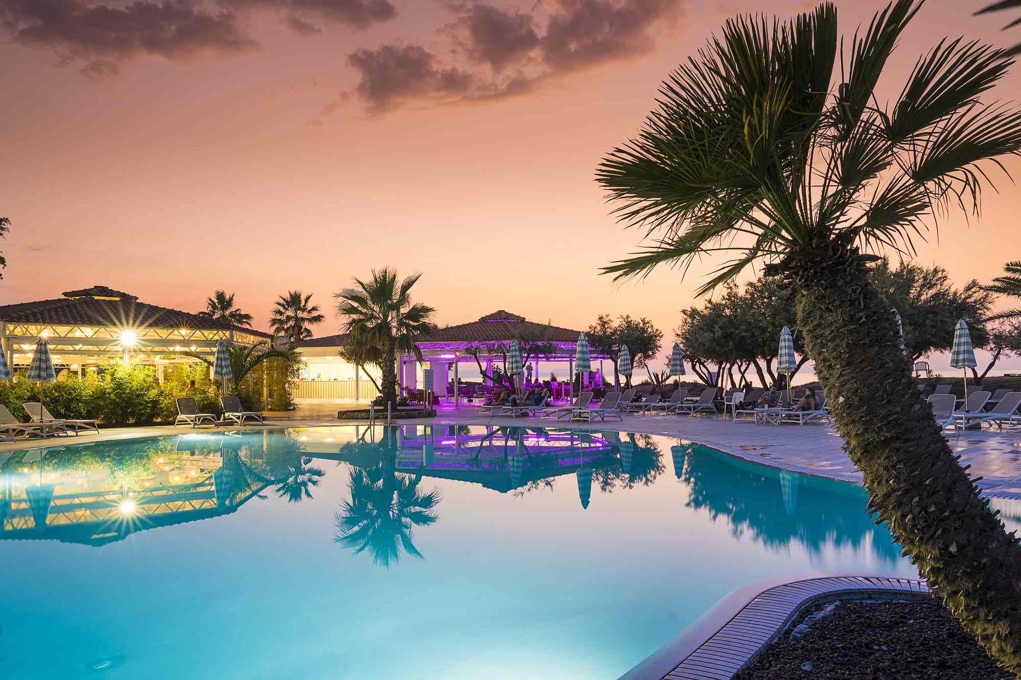 the_signature_level_at_grand_palladium_sicilia_piscina_noche